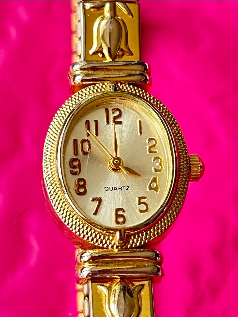 Vintage Advance quartz watch with gold tone oval bezel and pearlescent dial.